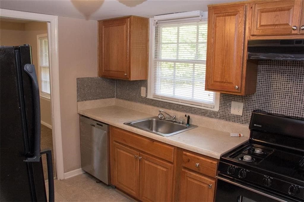 3 bedroom, 3 bathroom, 2,204 sq ft single family residence for sale at 6202 Lance Lane, Riverdale, GA 30274 — photo 4