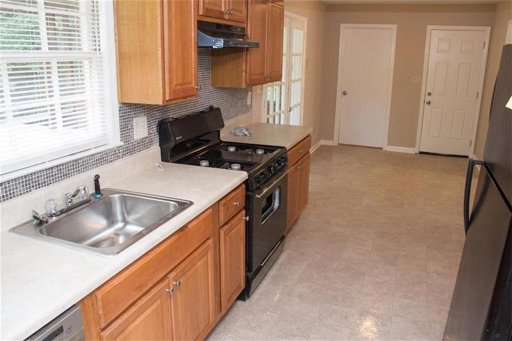 3 bedroom, 3 bathroom, 2,204 sq ft single family residence for sale at 6202 Lance Lane, Riverdale, GA 30274 — photo 5
