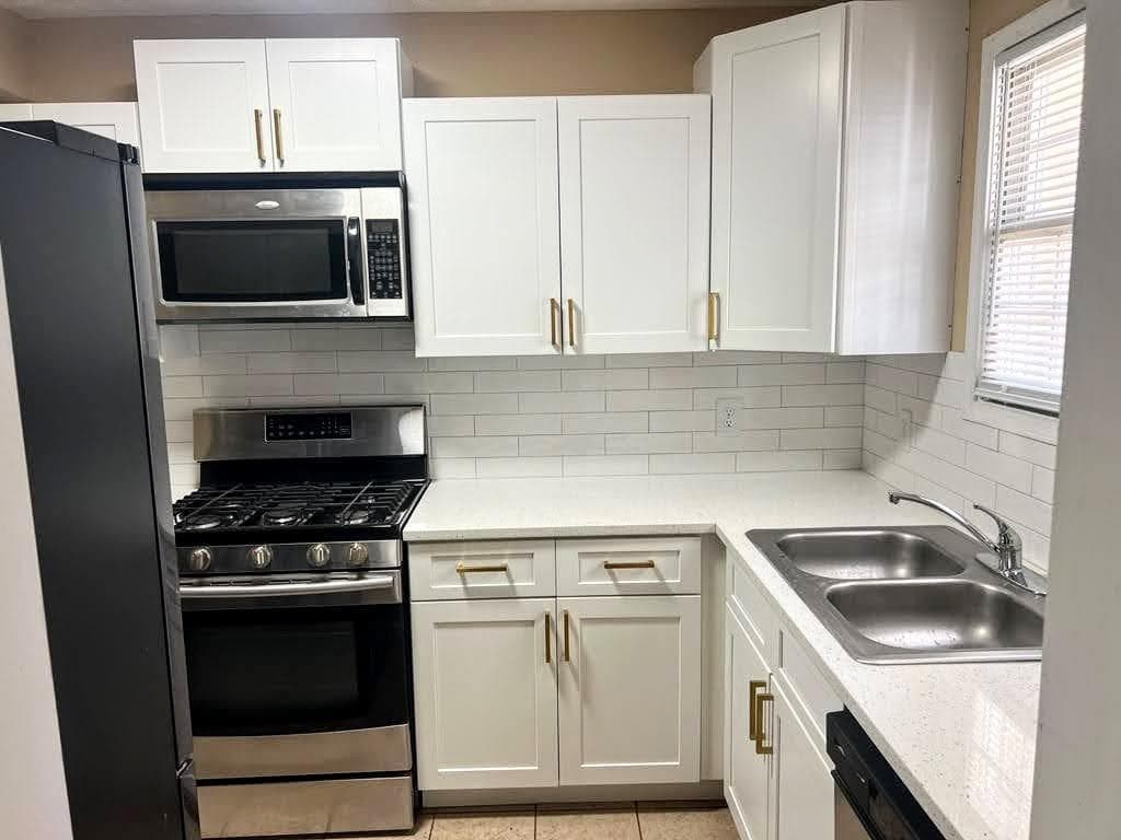 2 bedroom, 3 bathroom, 1,176 sq ft townhouse for sale at 2378 Cove Road, Lithonia, GA 30058 — photo 2