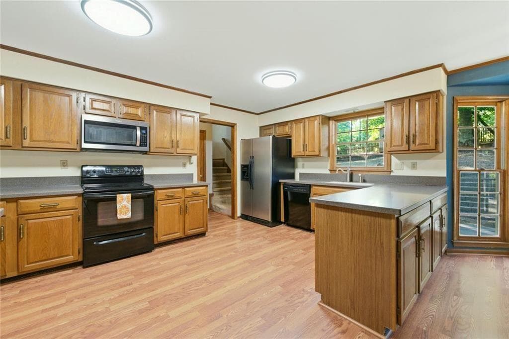 5 bedroom, 3 bathroom, 3,059 sq ft single family residence for sale at 3197 Wicks Creek Trail, Marietta, GA 30062 — photo 4