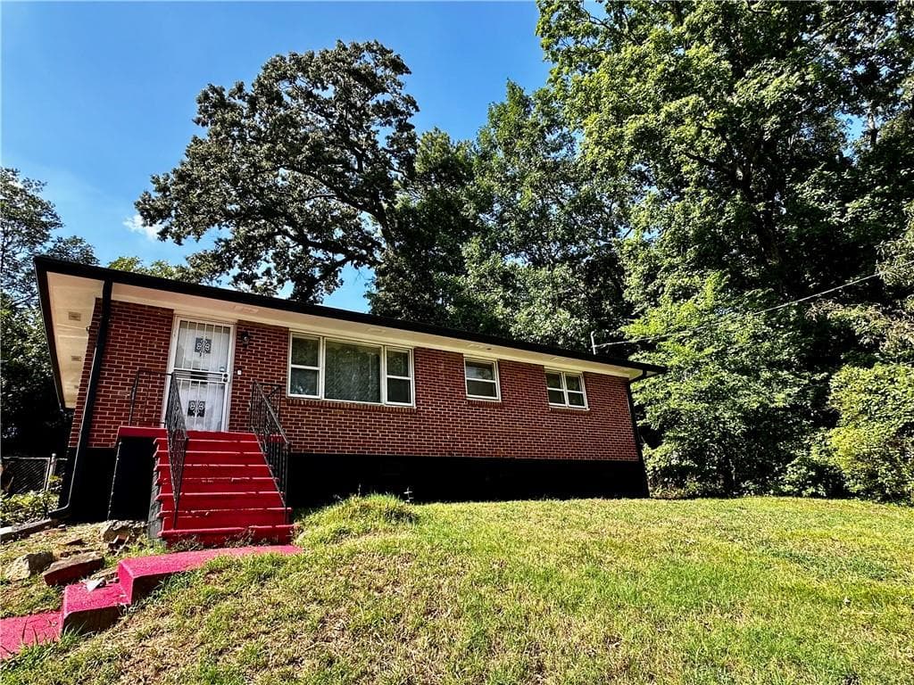 3 bedroom, 1 bathroom, 1,374 sq ft single family residence for sale at 2183 Springdale Circle, Atlanta, GA 30315 — photo 1 of 27