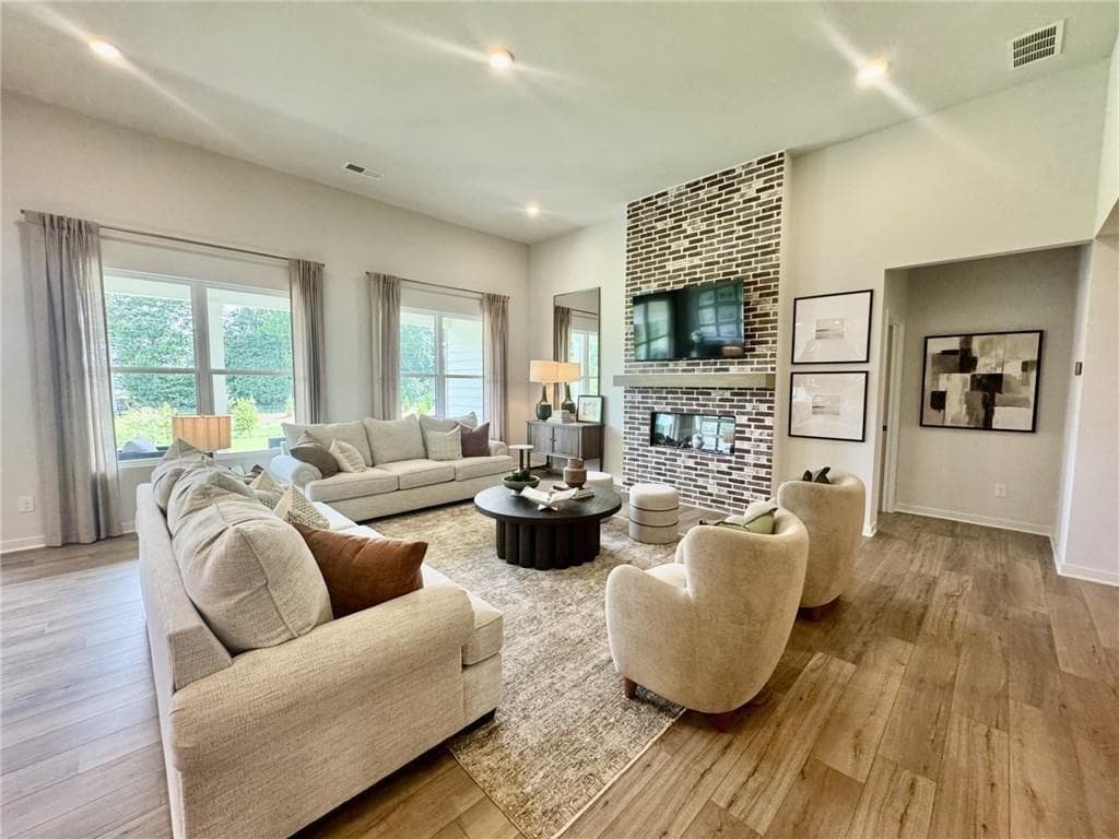 4 bedroom, 4 bathroom, 3,495 sq ft single family residence for sale at 8545 Oak Hollow Way, Cumming, GA 30041 — photo 7