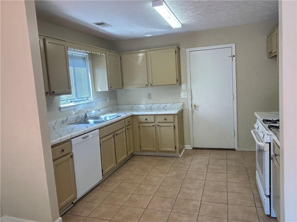 3 bedroom, 2 bathroom, 1,776 sq ft single family residence for sale at 2517 Sugar Cane Place, Duluth, GA 30096 — photo 3