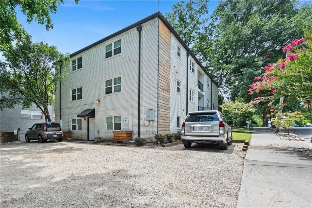 2 bedroom, 1 bathroom, 1,100 sq ft apartment for rent at 880 Saint Charles Avenue 9, Atlanta, GA 30306 for $2,200 a month — photo 1 of 16