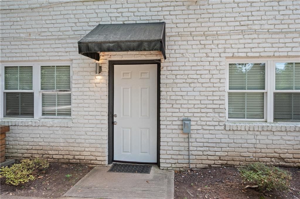 2 bedroom, 1 bathroom, 1,100 sq ft apartment for rent at 880 Saint Charles Avenue 9, Atlanta, GA 30306 for $2,200 a month — photo 2