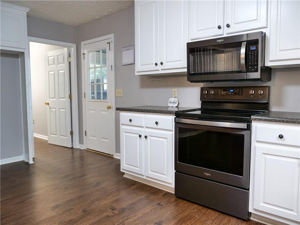 3 bedroom, 2 bathroom, 1,620 sq ft single family residence for sale at 4277 Green Valley Drive, Gainesville, GA 30506 — photo 8