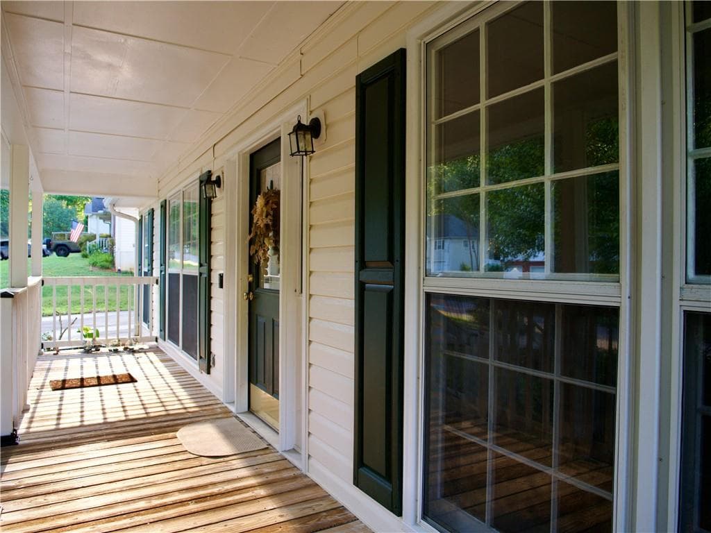 3 bedroom, 2 bathroom, 1,620 sq ft single family residence for sale at 4277 Green Valley Drive, Gainesville, GA 30506 — photo 4