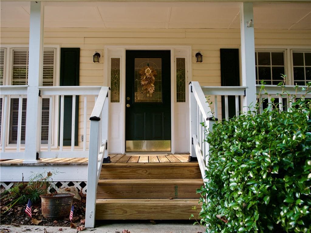 3 bedroom, 2 bathroom, 1,620 sq ft single family residence for sale at 4277 Green Valley Drive, Gainesville, GA 30506 — photo 3