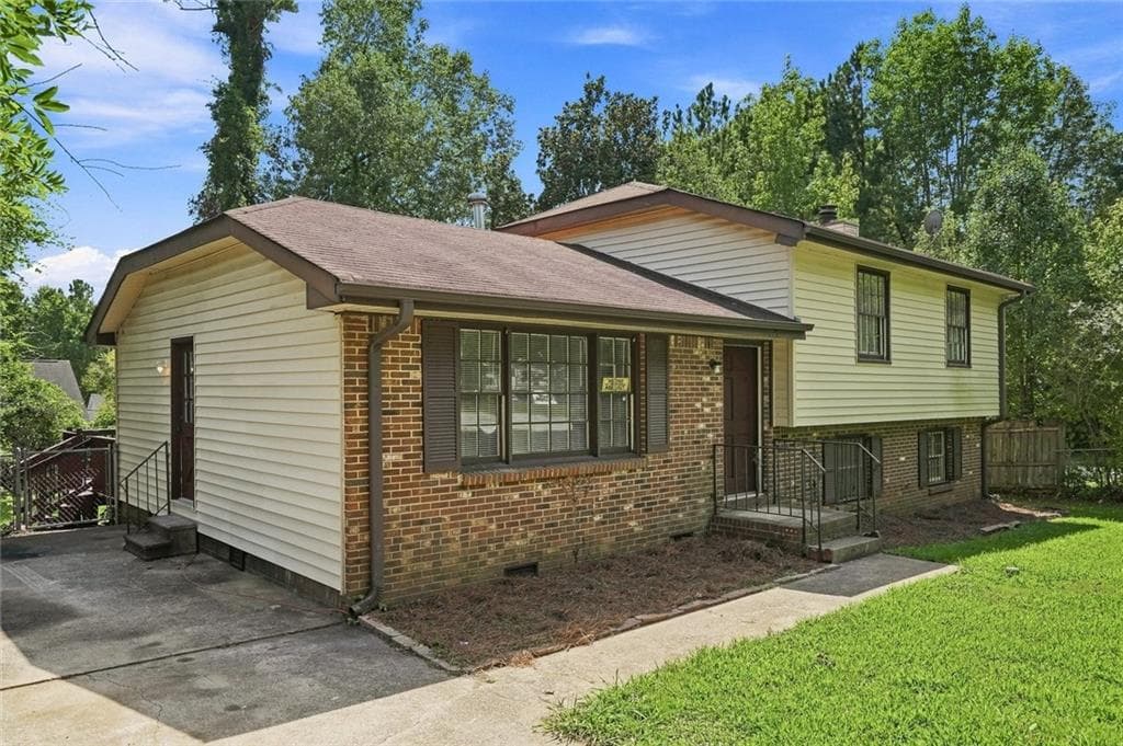 3 bedroom, 2 bathroom, 1,201 sq ft single family residence for sale at 8423 Magnolia Drive, Jonesboro, GA 30238 — photo 2