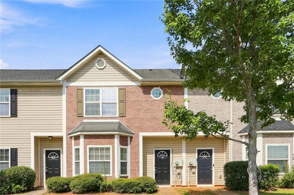 4 bedroom, 3 bathroom, 1,540 sq ft townhouse for rent at 8641 Thomas Lane, Riverdale, GA 30274 for $1,580 a month — photo 1 of 17