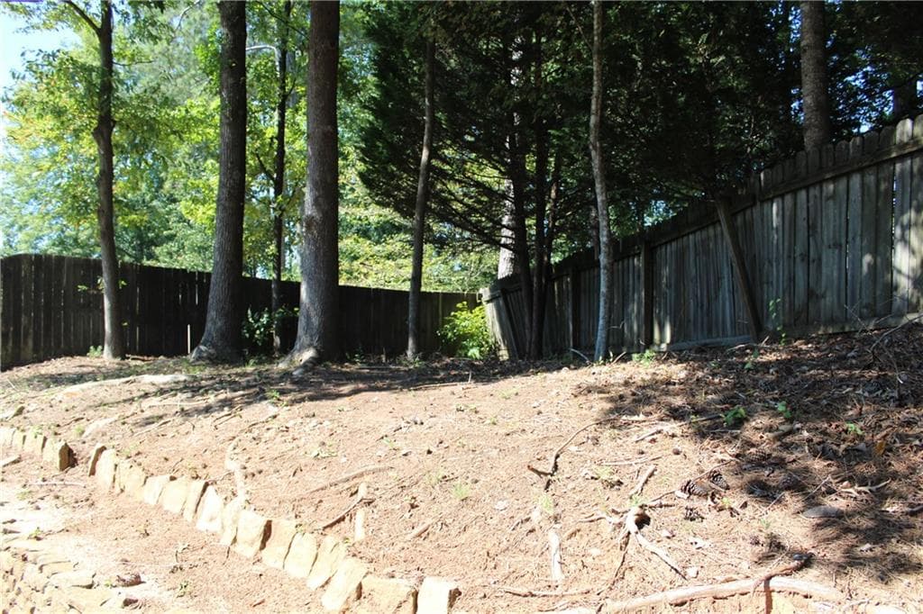 4 bedroom, 3 bathroom, 1,921 sq ft single family residence under contract at 1436 Glynview Circle, Lawrenceville, GA 30043 — photo 3