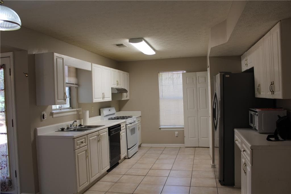 4 bedroom, 3 bathroom, 1,921 sq ft single family residence under contract at 1436 Glynview Circle, Lawrenceville, GA 30043 — photo 6