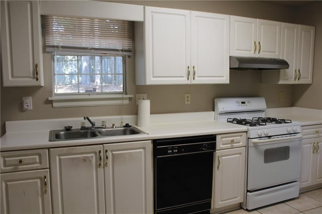 4 bedroom, 3 bathroom, 1,921 sq ft single family residence under contract at 1436 Glynview Circle, Lawrenceville, GA 30043 — photo 9