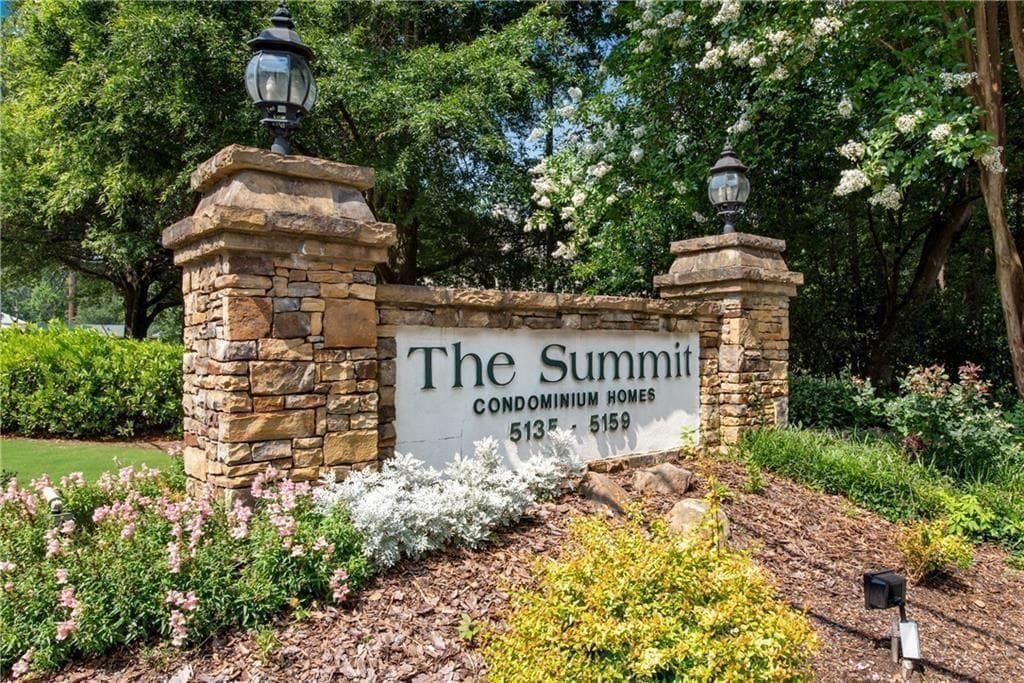 2 bedroom, 1 bathroom, 1,051 sq ft condominium for sale at 5149 Roswell Road 1, Atlanta, GA 30342 — photo 9