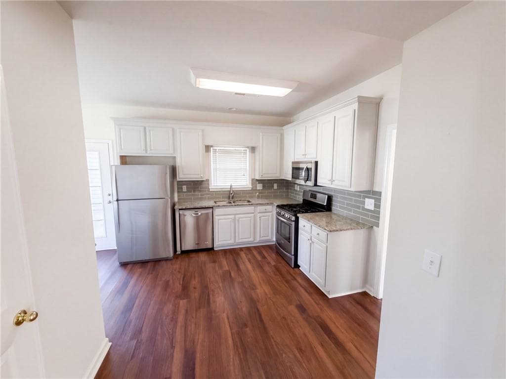 4 bedroom, 3 bathroom, 2,304 sq ft single family residence for sale at 12 Columns Way, Newnan, GA 30265 — photo 2