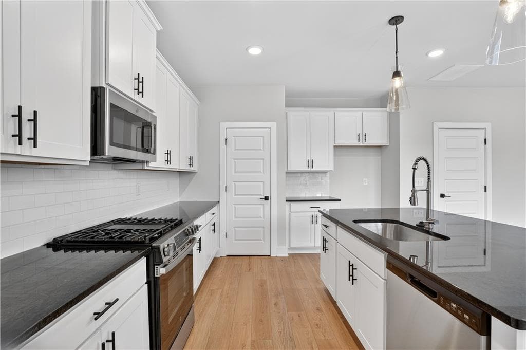 5 bedroom, 4 bathroom, 2,580 sq ft single family residence for sale at 5081 Tower View Trail, Snellville, GA 30039 — photo 7