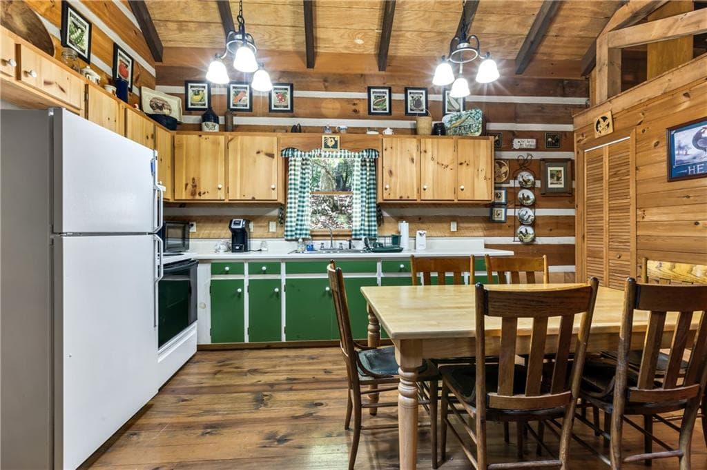 2 bedroom, 2 bathroom, 1,872 sq ft single family residence for sale at 326 Honeysuckle Way, Blue Ridge, GA 30513 — photo 5