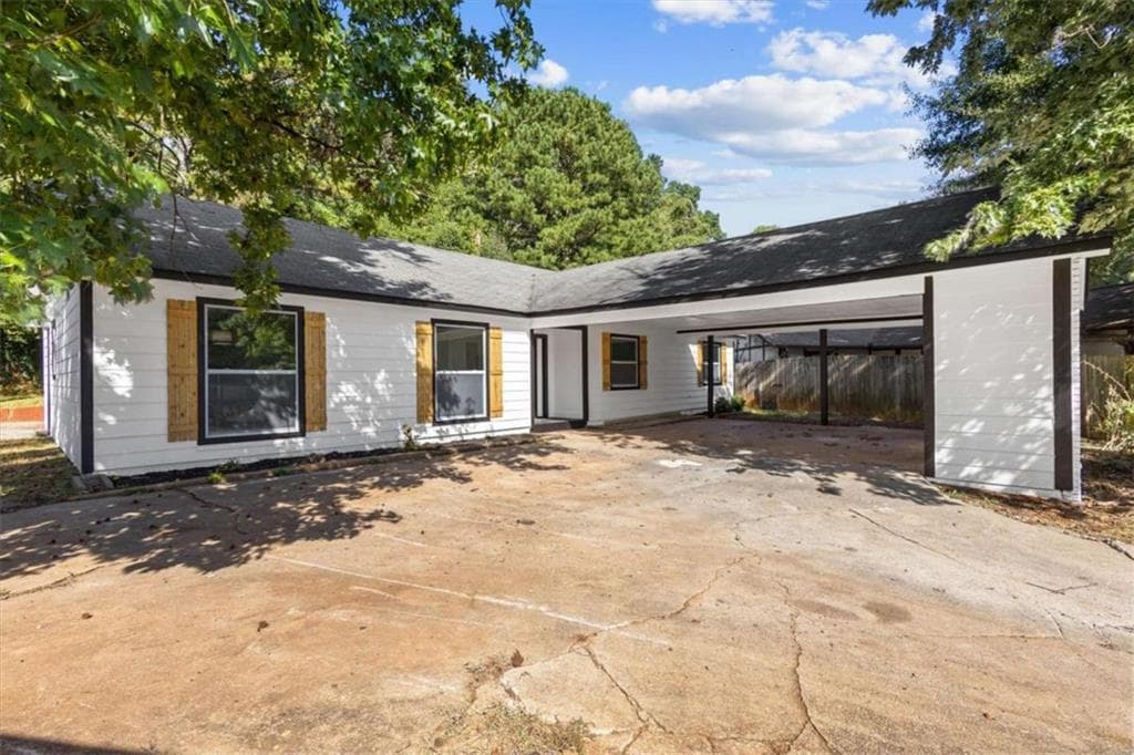 3 bedroom, 2 bathroom, 1,548 sq ft single family residence for sale at 4424 Carriage Trl, Stone Mountain, GA 30083