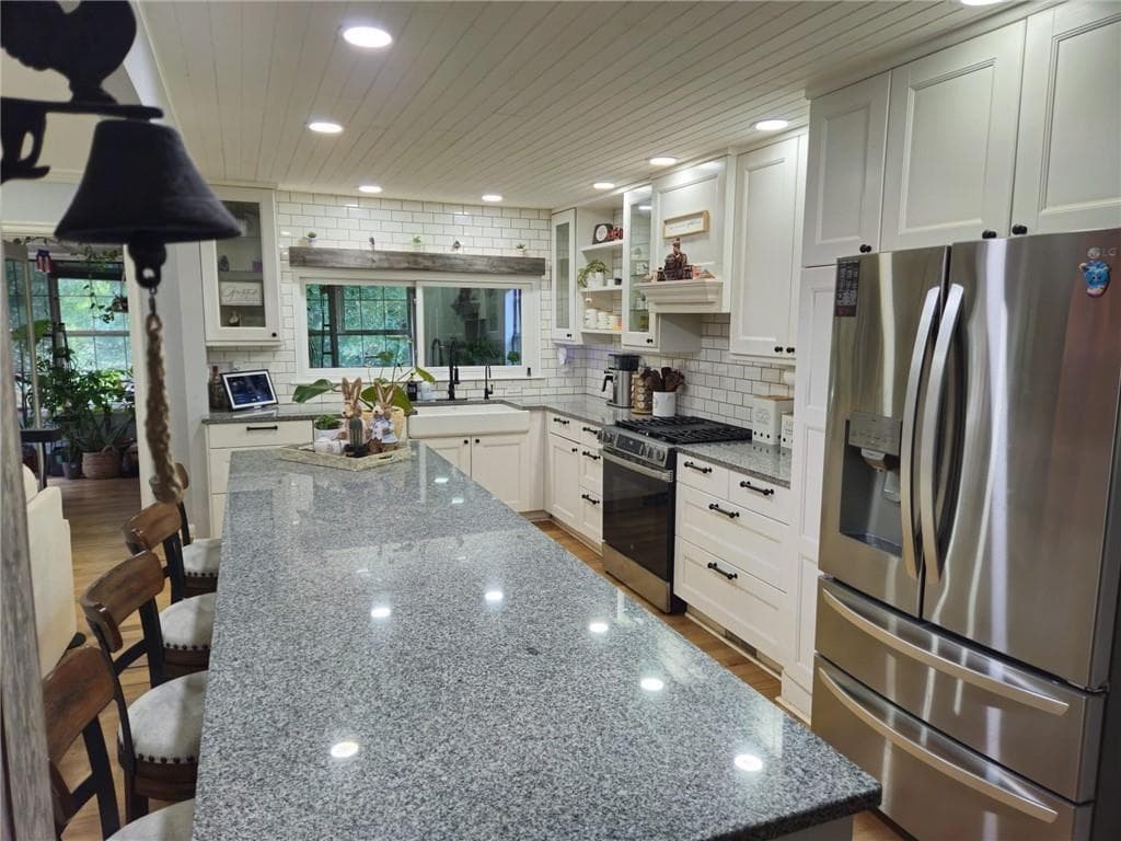 4 bedroom, 2 bathroom, 2,264 sq ft single family residence for sale at 115 Laney Court, Mcdonough, GA 30252 — photo 3