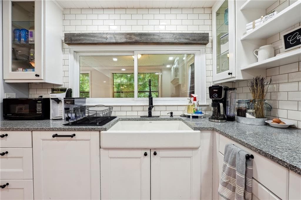 4 bedroom, 2 bathroom, 2,264 sq ft single family residence for sale at 115 Laney Court, Mcdonough, GA 30252 — photo 4