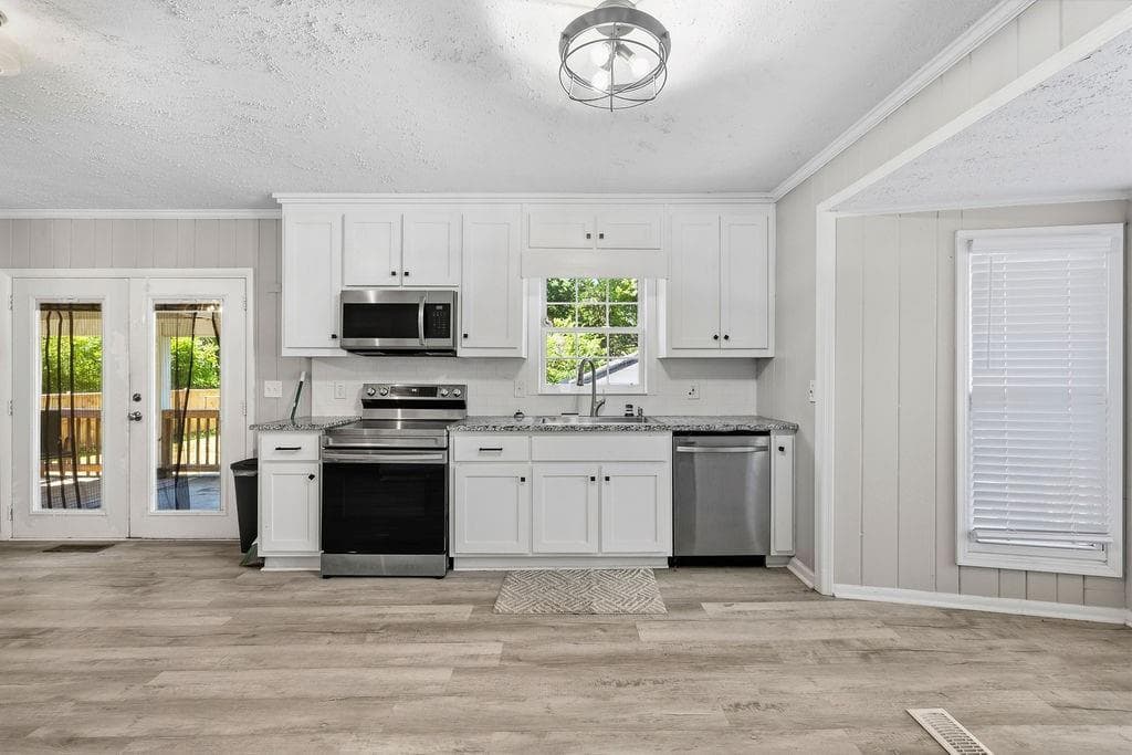 3 bedroom, 2 bathroom, 1,638 sq ft single family residence for sale at 313 Glen Iris Drive, Monroe, GA 30655 — photo 4