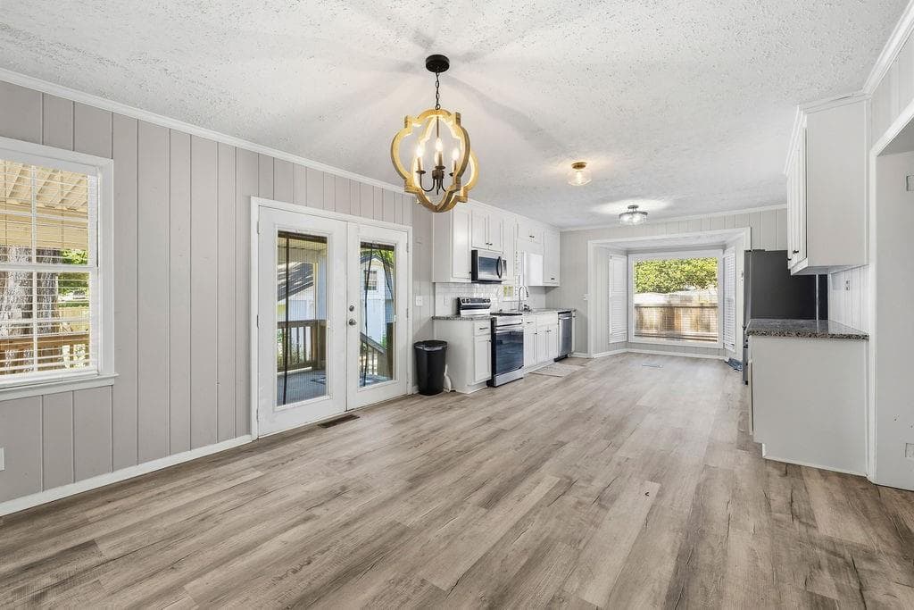3 bedroom, 2 bathroom, 1,638 sq ft single family residence for sale at 313 Glen Iris Drive, Monroe, GA 30655 — photo 5