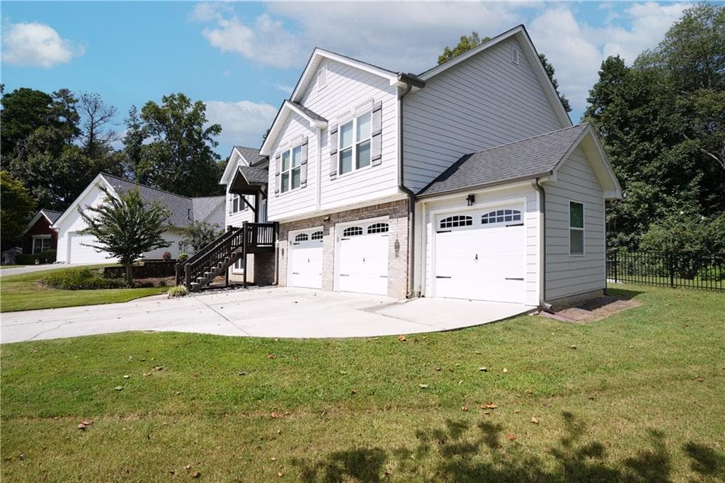 5 bedroom, 3 bathroom, 2,039 sq ft single family residence for sale at 3362 Miller Creek Court, Buford, GA 30519 — photo 2