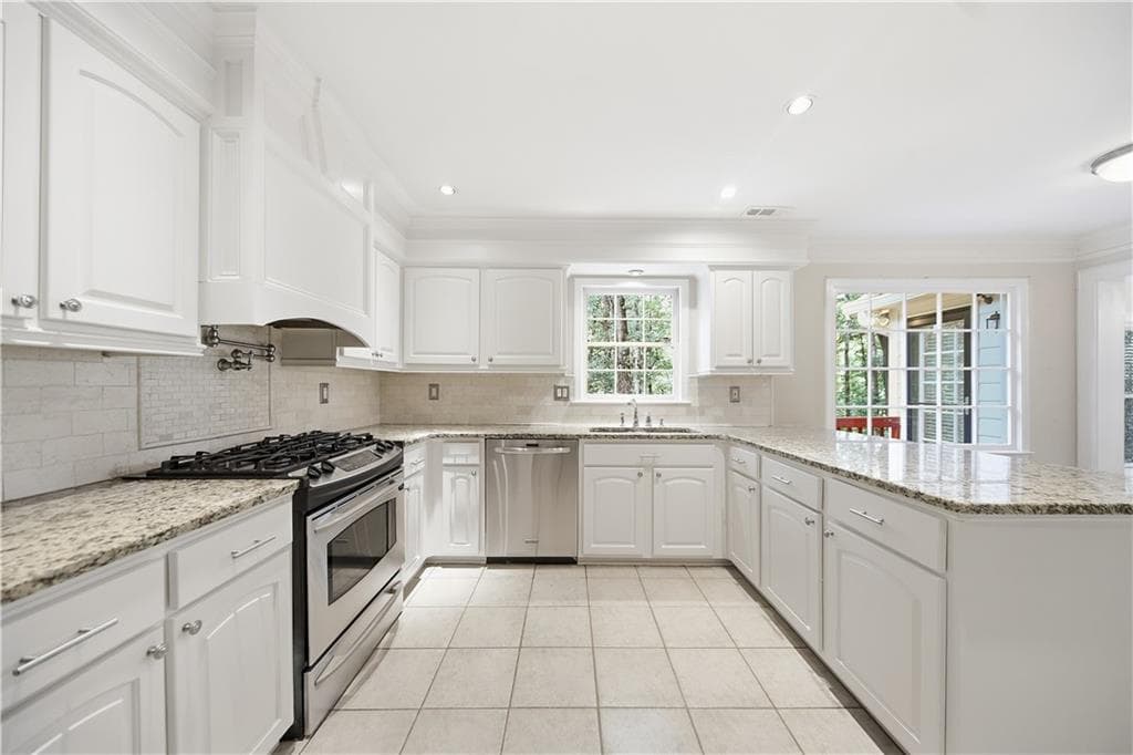 4 bedroom, 4 bathroom, 3,440 sq ft single family residence for sale at 4003 Oakview Court, Alpharetta, GA 30005 — photo 2