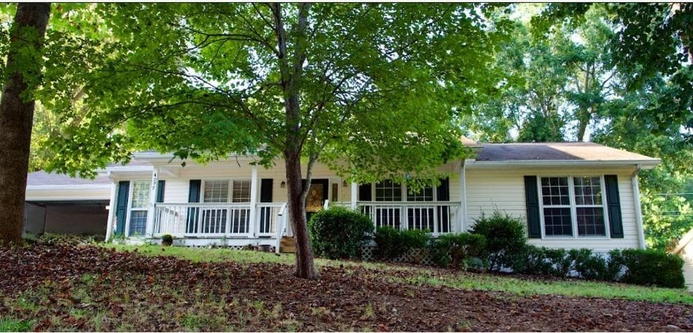 3 bedroom, 2 bathroom, 1,620 sq ft single family residence for sale at 4277 Green Valley Drive, Gainesville, GA 30506 — photo 1 of 35