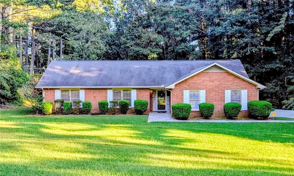 3 bedroom, 2 bathroom, 1,618 sq ft single family residence for sale at 100 Whitney Way, Fayetteville, GA 30214