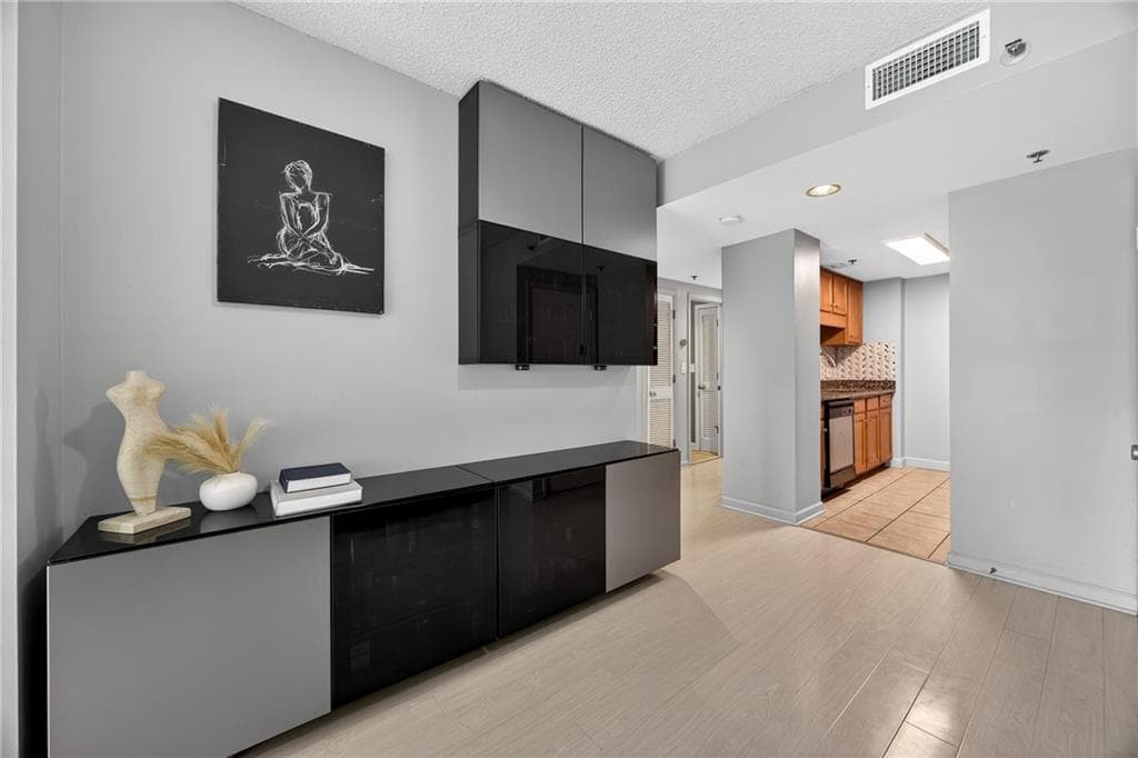 1 bedroom, 1 bathroom, 813 sq ft condominium for sale at 1280 W Peachtree Street 2708, Atlanta, GA 30309 — photo 8