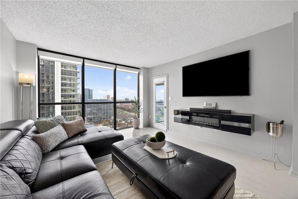 1 bedroom, 1 bathroom, 813 sq ft condominium for sale at 1280 W Peachtree Street 2708, Atlanta, GA 30309 — photo 2