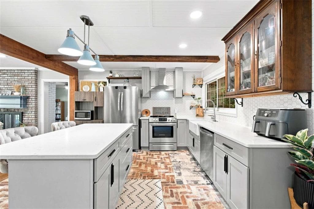 4 bedroom, 3 bathroom, 1,914 sq ft single family residence under contract at 613 Holly Drive, Gainesville, GA 30501 — photo 3