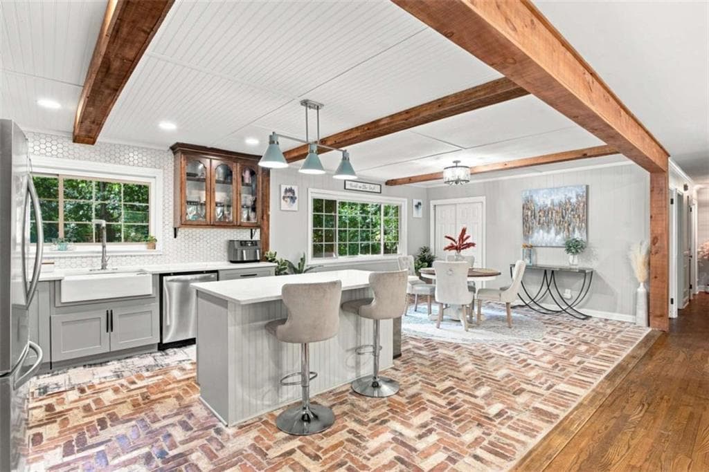 4 bedroom, 3 bathroom, 1,914 sq ft single family residence under contract at 613 Holly Drive, Gainesville, GA 30501 — photo 6