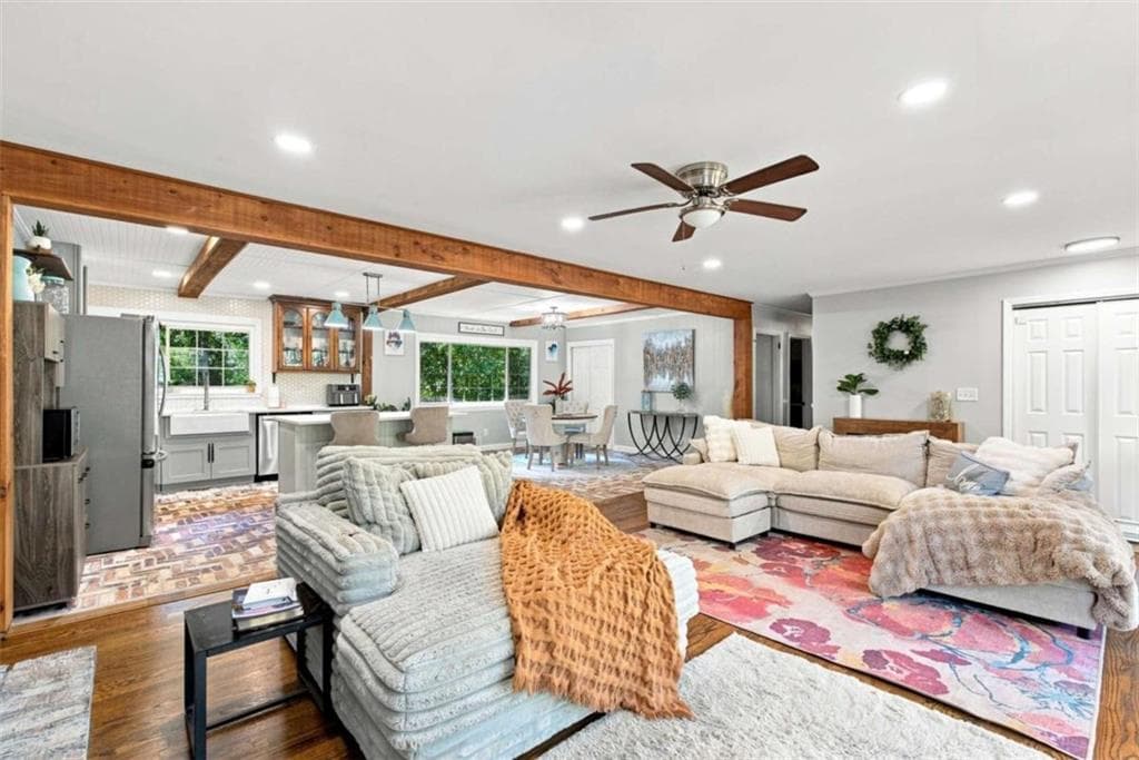 4 bedroom, 3 bathroom, 1,914 sq ft single family residence under contract at 613 Holly Drive, Gainesville, GA 30501 — photo 7
