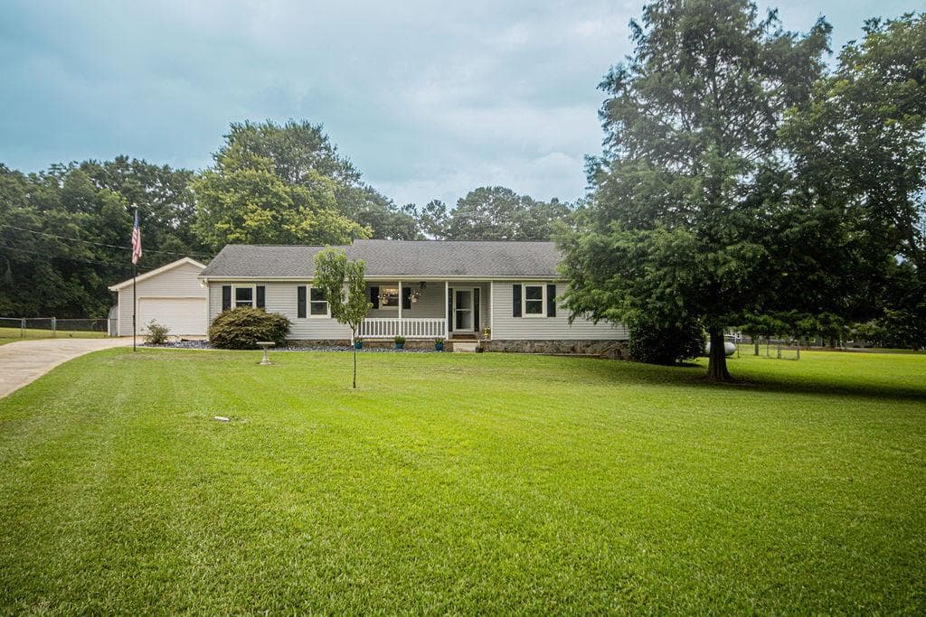 4 bedroom, 3 bathroom, 1,648 sq ft single family residence for sale at 162 Price Drive, Locust Grove, GA 30248 — photo 4