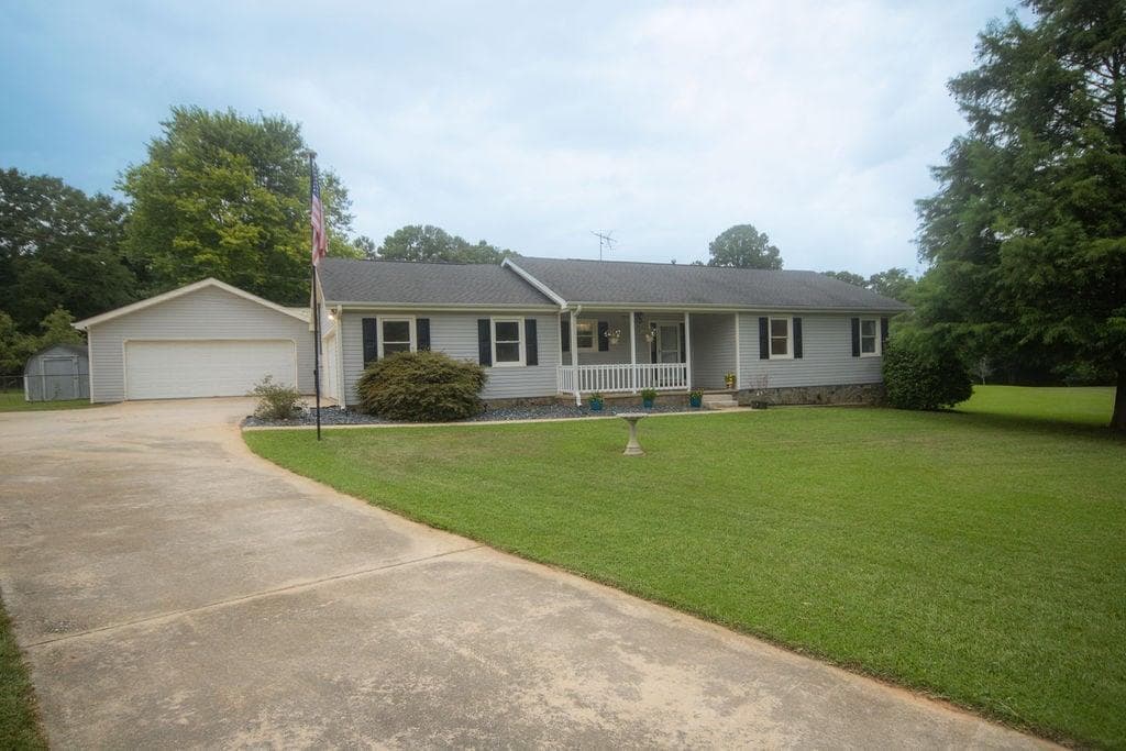 4 bedroom, 3 bathroom, 1,648 sq ft single family residence for sale at 162 Price Drive, Locust Grove, GA 30248 — photo 6