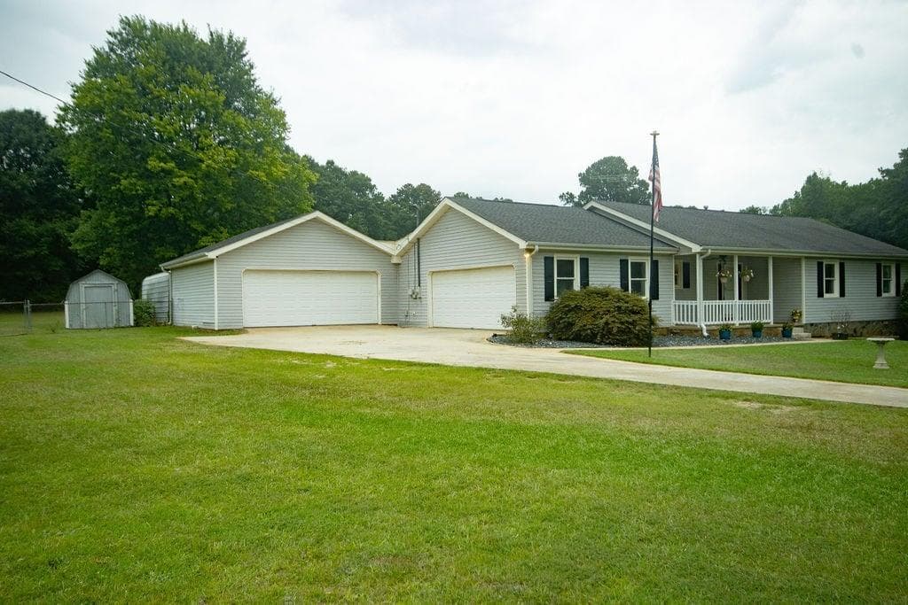 4 bedroom, 3 bathroom, 1,648 sq ft single family residence for sale at 162 Price Drive, Locust Grove, GA 30248 — photo 7
