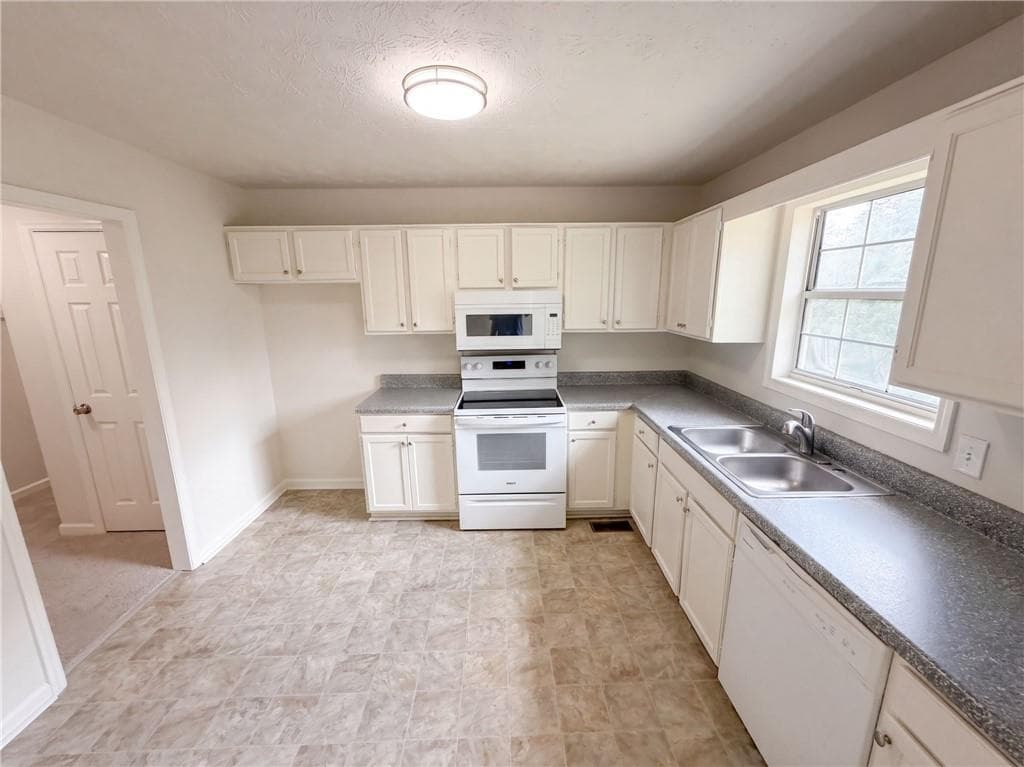 3 bedroom, 2 bathroom, 1,466 sq ft single family residence for sale at 1179 Horsley Mill Road, Carrollton, GA 30116 — photo 2