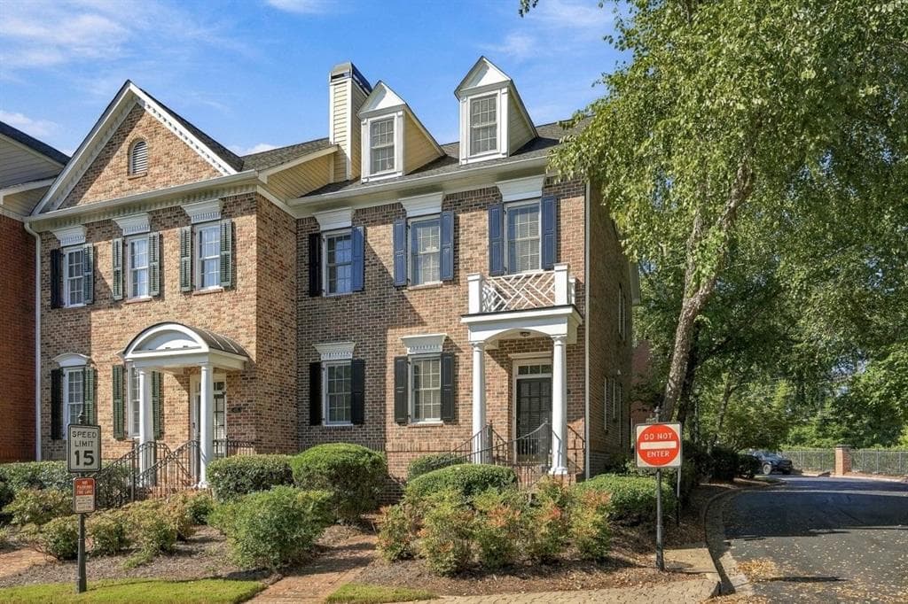 3 bedroom, 4 bathroom, 3,140 sq ft townhouse for sale at 4710 Ivy Ridge Drive, Atlanta, GA 30339 — photo 2