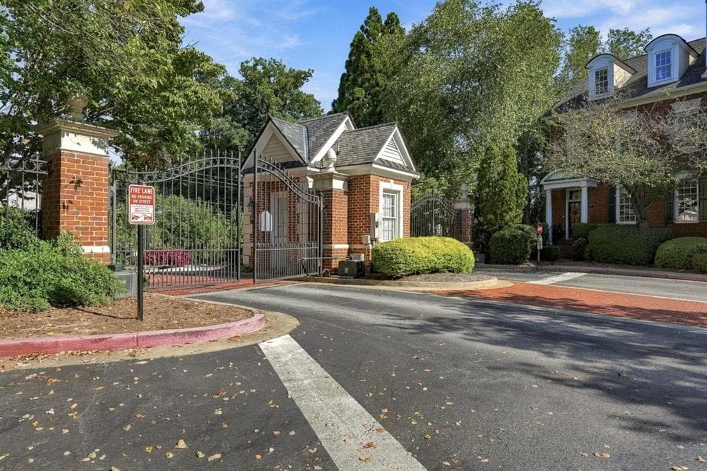 3 bedroom, 4 bathroom, 3,140 sq ft townhouse for sale at 4710 Ivy Ridge Drive, Atlanta, GA 30339 — photo 3