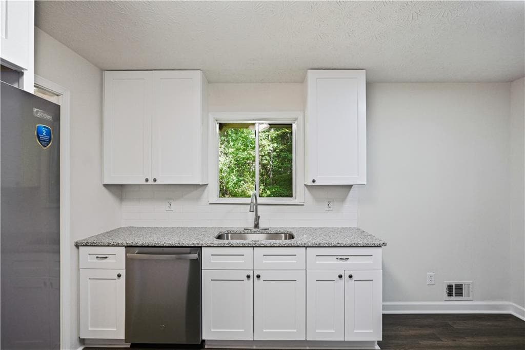 4 bedroom, 2 bathroom, 1,967 sq ft single family residence for sale at 7052 Lodgepole Drive, Morrow, GA 30260 — photo 10