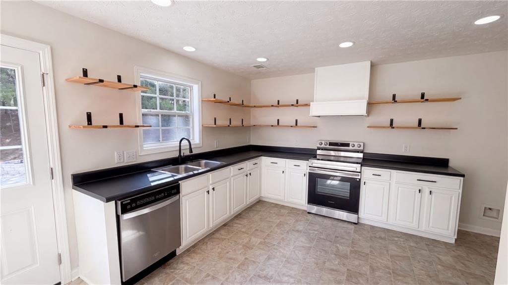 3 bedroom, 3 bathroom, 1,841 sq ft single family residence for sale at 1668 Bennett Drive, Mcdonough, GA 30253 — photo 2