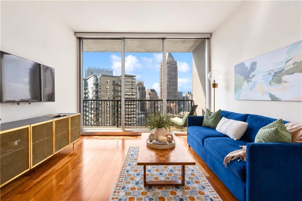 1 bedroom, 1 bathroom, 879 sq ft condominium for sale at 1080 Peachtree Street 1916, Atlanta, GA 30309 — photo 2