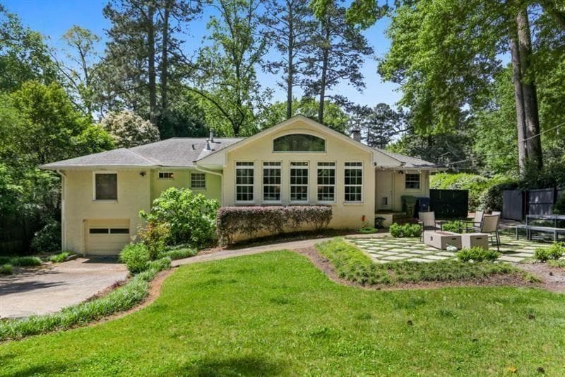 3 bedroom, 2 bathroom, 1,833 sq ft single family residence for sale at 3911 Wieuca Road, Atlanta, GA 30342 — photo 4