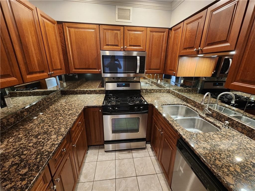 1 bedroom, 1 bathroom, 837 sq ft condominium for rent at 2479 Peachtree Road 901, Atlanta, GA 30305 for $1,395 a month — photo 1 of 16