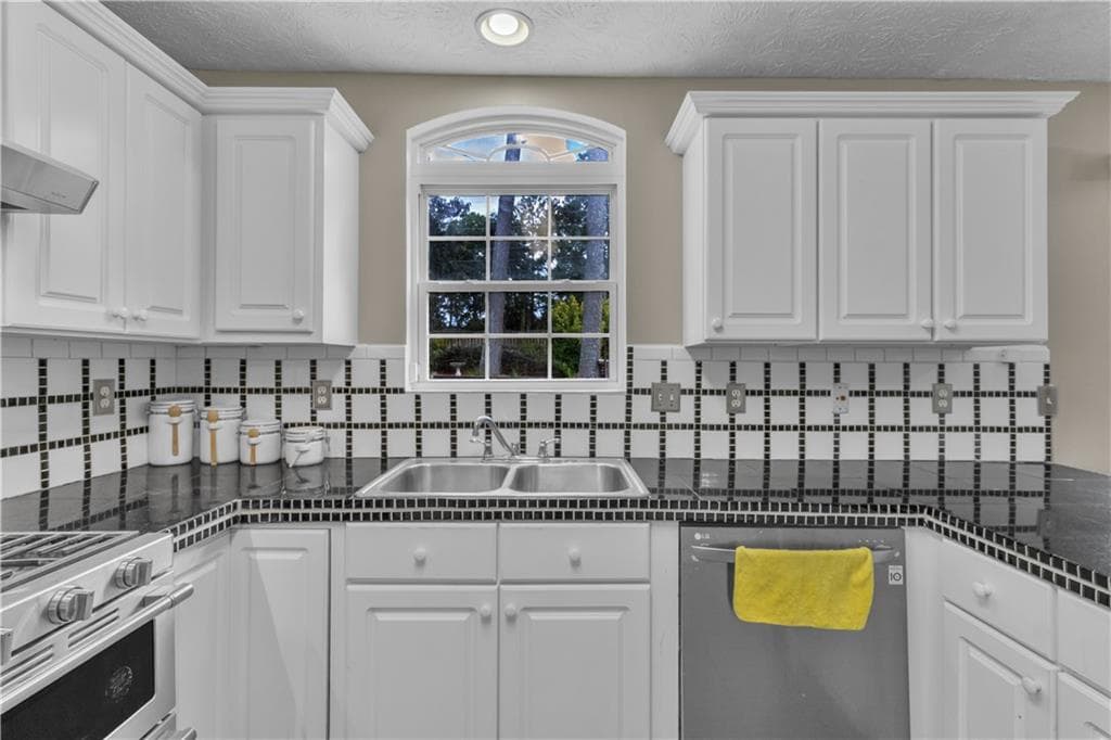 4 bedroom, 3 bathroom, 2,544 sq ft single family residence for sale at 415 Madison Chase Drive, Lawrenceville, GA 30045 — photo 2