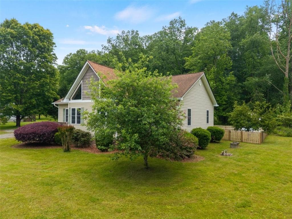 3 bedroom, 2 bathroom, 1,750 sq ft single family residence for sale at 315 Cartecay River Run, Ellijay, GA 30536 — photo 3