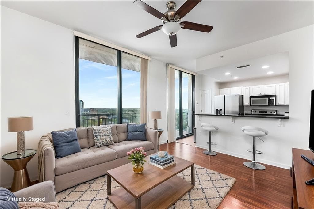 1 bedroom, 1 bathroom, 633 sq ft condominium for sale at 3040 Peachtree Rd 1205, Atlanta, GA 30305 — photo 2