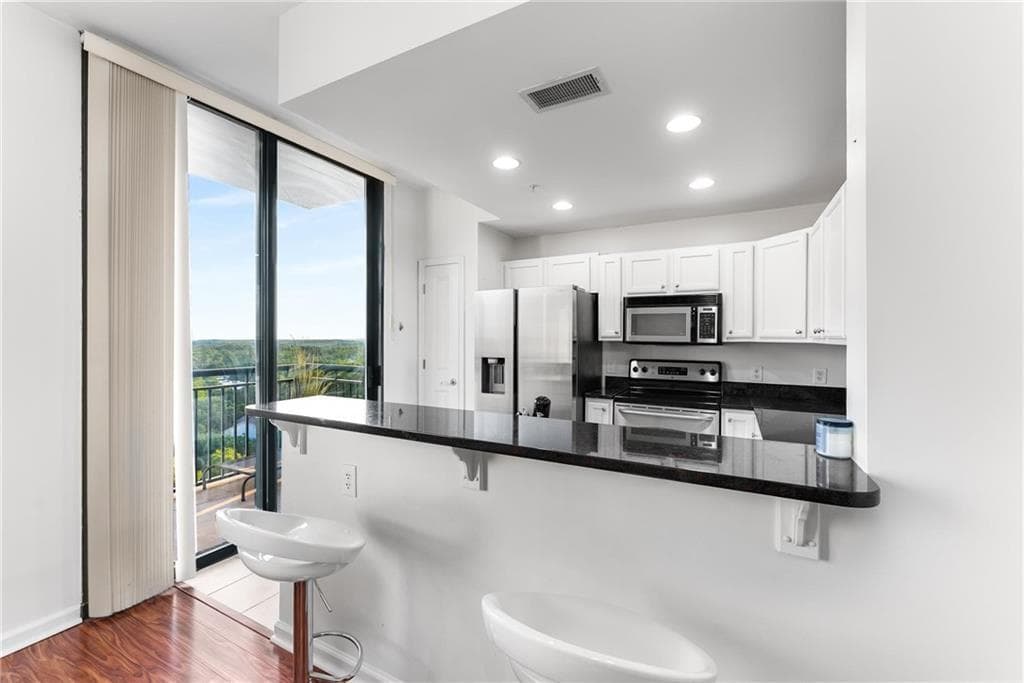 1 bedroom, 1 bathroom, 633 sq ft condominium for sale at 3040 Peachtree Rd 1205, Atlanta, GA 30305 — photo 3